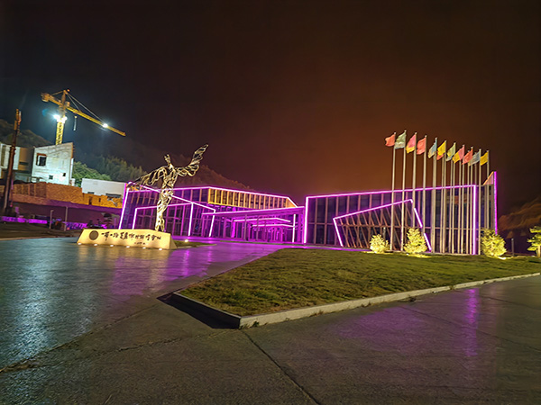 城市亮化是现代城市建设的重要组成部分，它不仅可以美化城市的夜景，还能提升城市的整体形象。随着科技的不断进步，城市亮化也得到了更多的关注和创新。本文将介绍一些关于城市亮化的创意和技术，帮助读者了解青湖路街道城市亮化的重要性以及如何进行青湖路街道城市亮化的规划和实施。